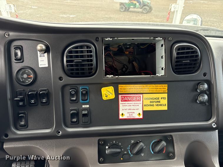 image for item EG9141 2016 Freightliner 114SD grapple truck