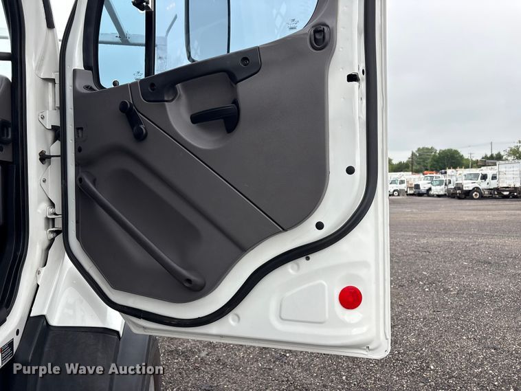 image for item EG9141 2016 Freightliner 114SD grapple truck