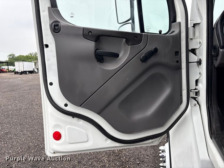 image for item EG9152 2007 Freightliner Business Class M2 Ext. Cab utility / service truck