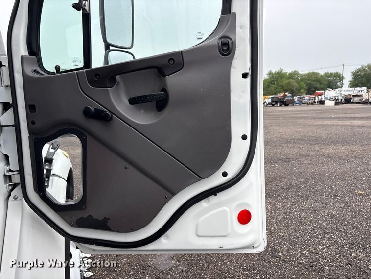 image for item EG9152 2007 Freightliner Business Class M2 Ext. Cab utility / service truck