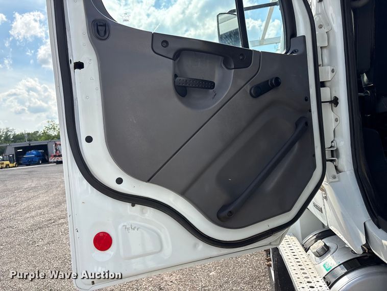image for item EG9165 2007 Freightliner Business Class M2 Crew Cab crane truck