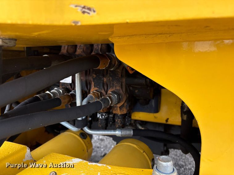 image for item EG9202 2002 New Holland LB75B backhoe