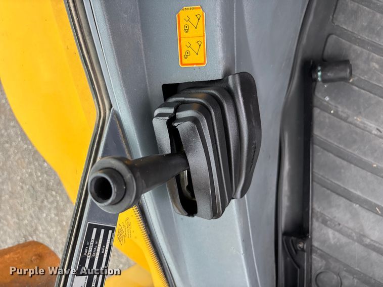 image for item EG9202 2002 New Holland LB75B backhoe