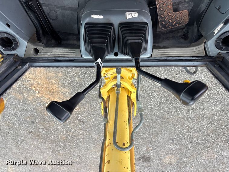 image for item EG9202 2002 New Holland LB75B backhoe
