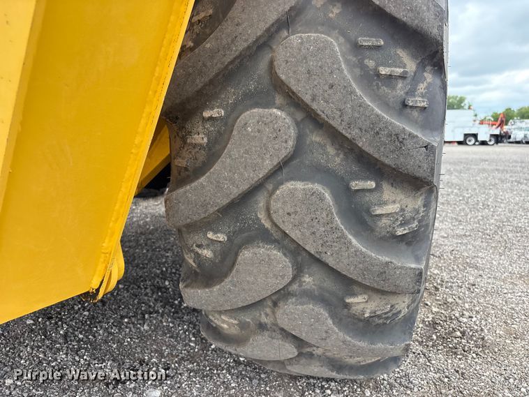image for item EG9202 2002 New Holland LB75B backhoe