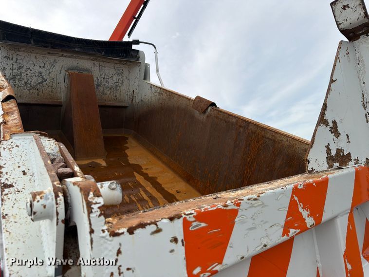 image for item EG9228 2015 Freightliner 108SD grapple truck