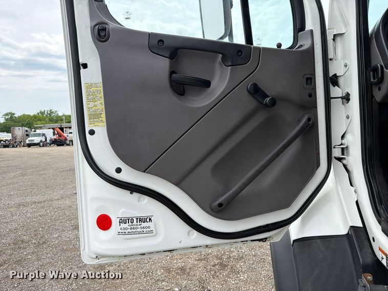 image for item EG9228 2015 Freightliner 108SD grapple truck