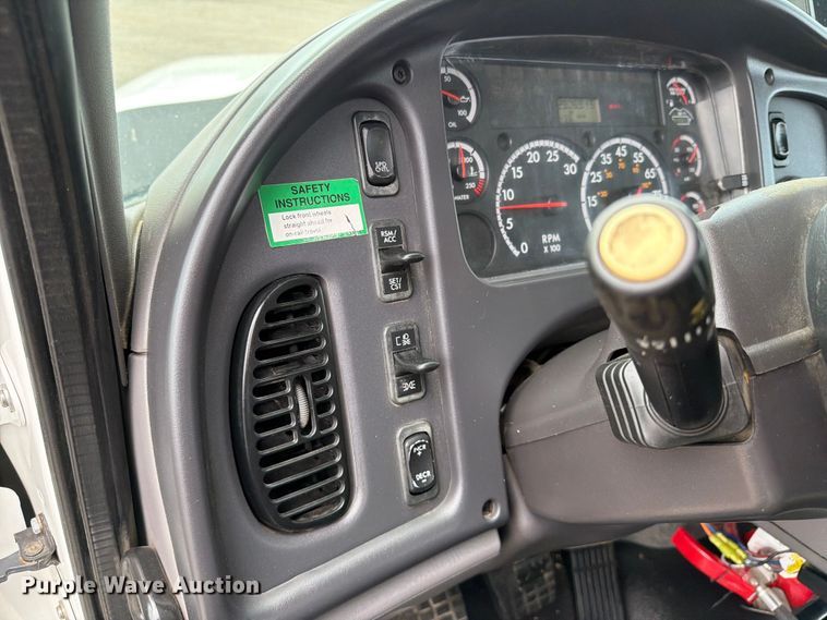 image for item EG9228 2015 Freightliner 108SD grapple truck
