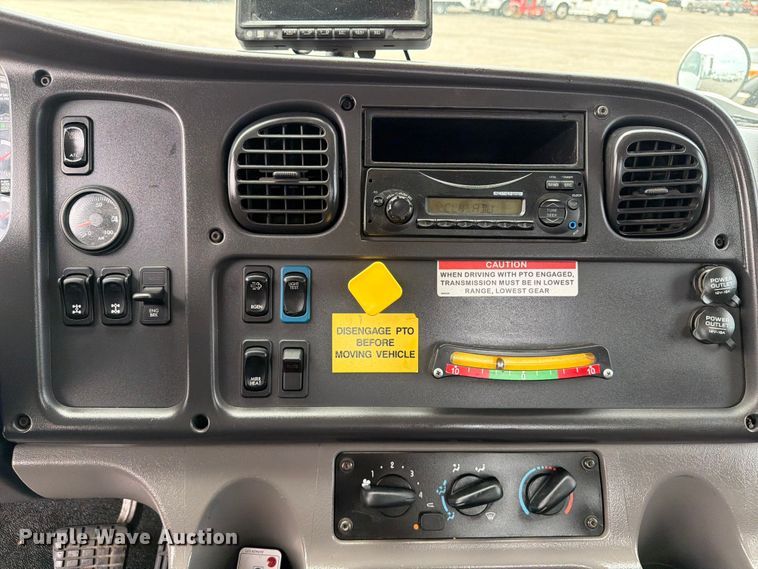 image for item EG9228 2015 Freightliner 108SD grapple truck