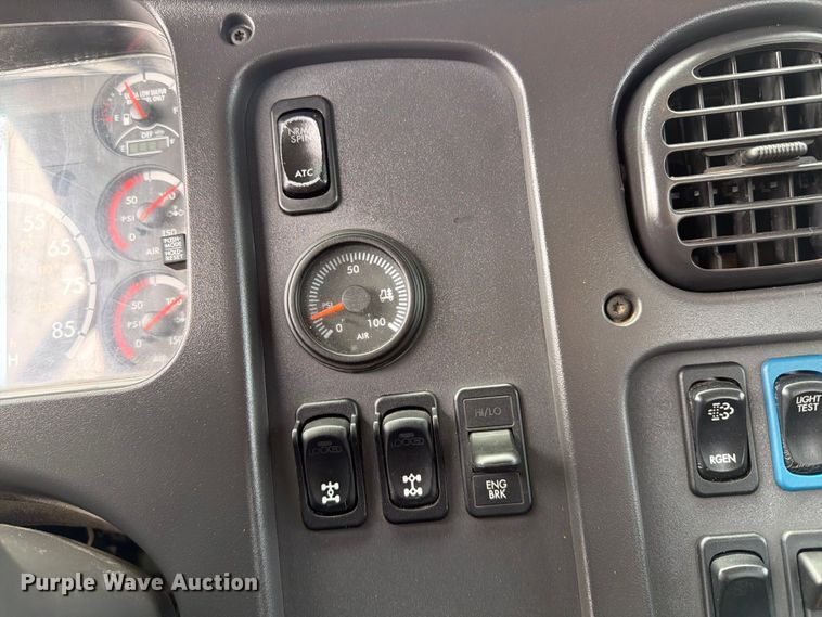 image for item EG9228 2015 Freightliner 108SD grapple truck
