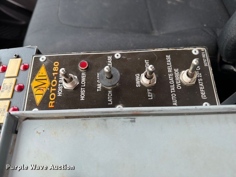 image for item EG9228 2015 Freightliner 108SD grapple truck