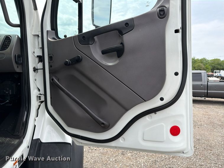 image for item EG9228 2015 Freightliner 108SD grapple truck