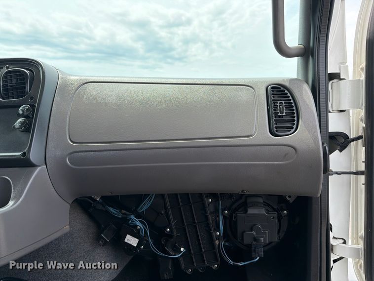 image for item EG9228 2015 Freightliner 108SD grapple truck