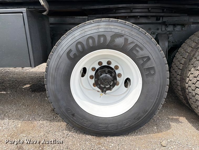 image for item EG9228 2015 Freightliner 108SD grapple truck