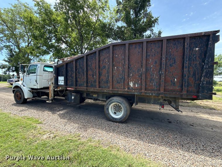 image for item EN0425 2000 Sterling LT7501 grapple truck