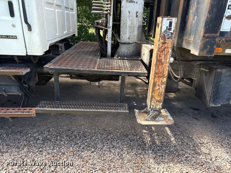 image for item EN0425 2000 Sterling LT7501 grapple truck