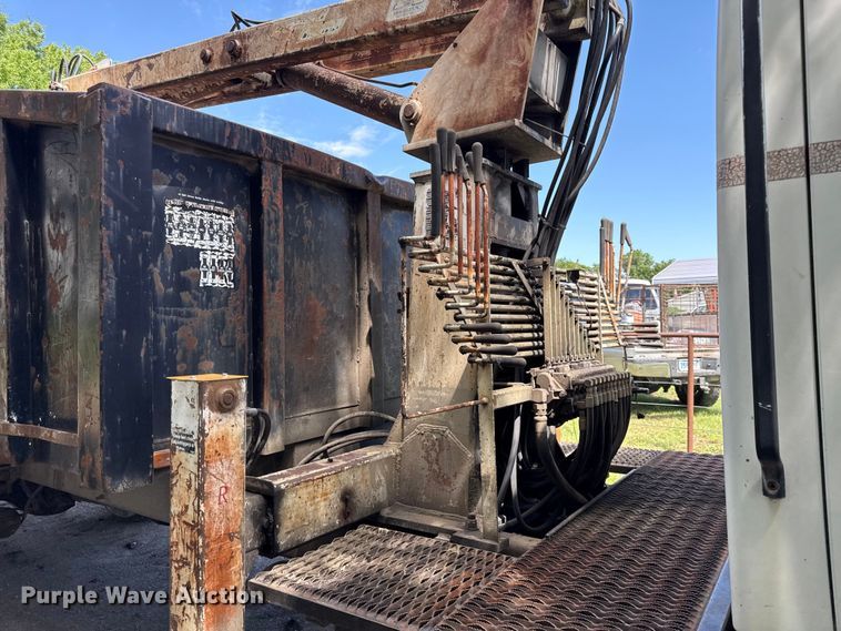 image for item EN0425 2000 Sterling LT7501 grapple truck