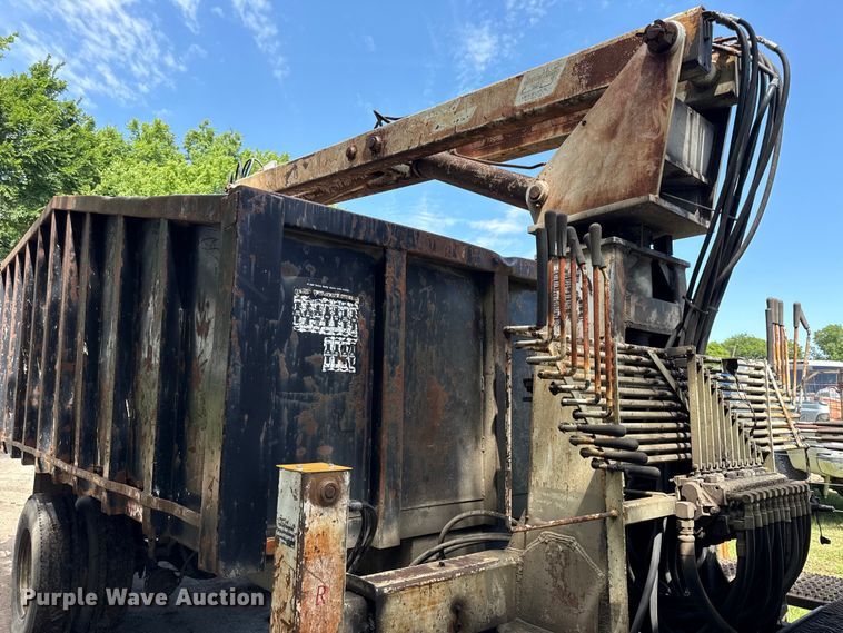 image for item EN0425 2000 Sterling LT7501 grapple truck
