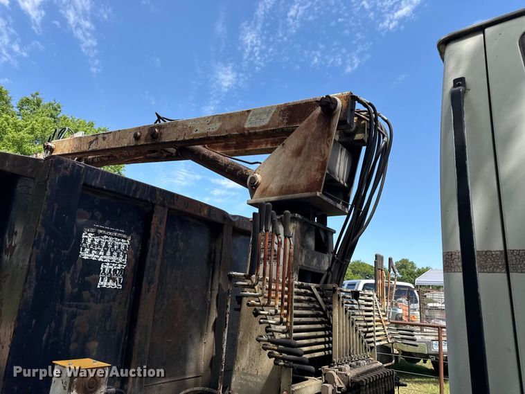 image for item EN0425 2000 Sterling LT7501 grapple truck