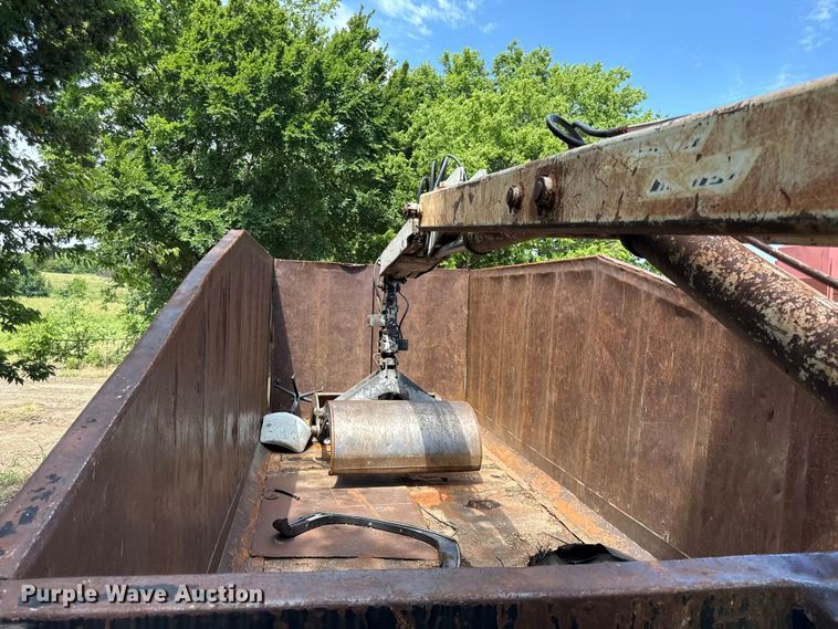 image for item EN0425 2000 Sterling LT7501 grapple truck