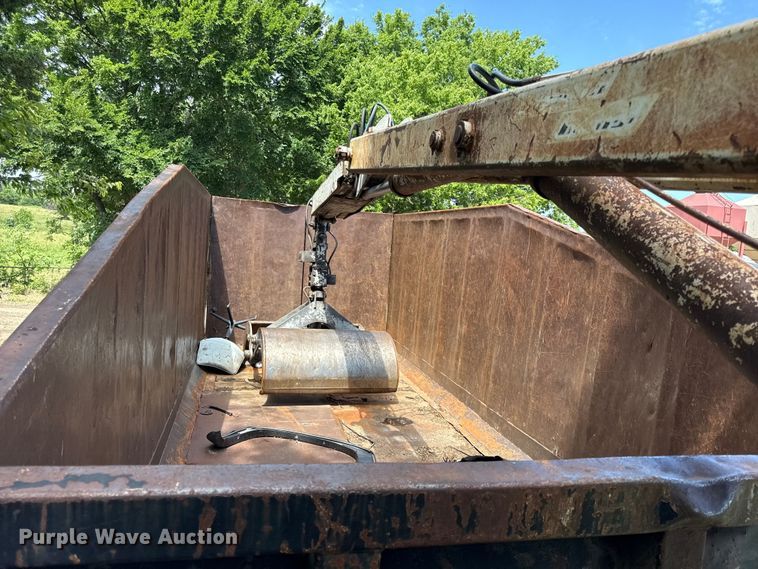 image for item EN0425 2000 Sterling LT7501 grapple truck