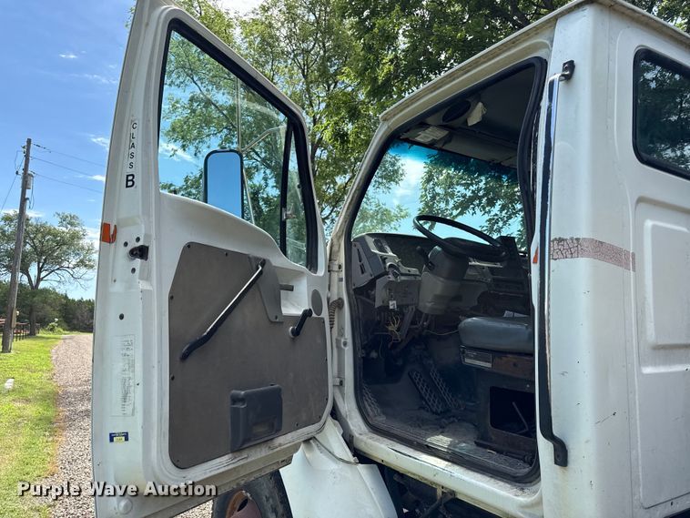 image for item EN0425 2000 Sterling LT7501 grapple truck