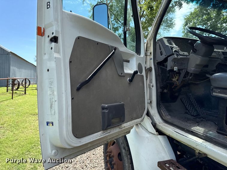 image for item EN0425 2000 Sterling LT7501 grapple truck