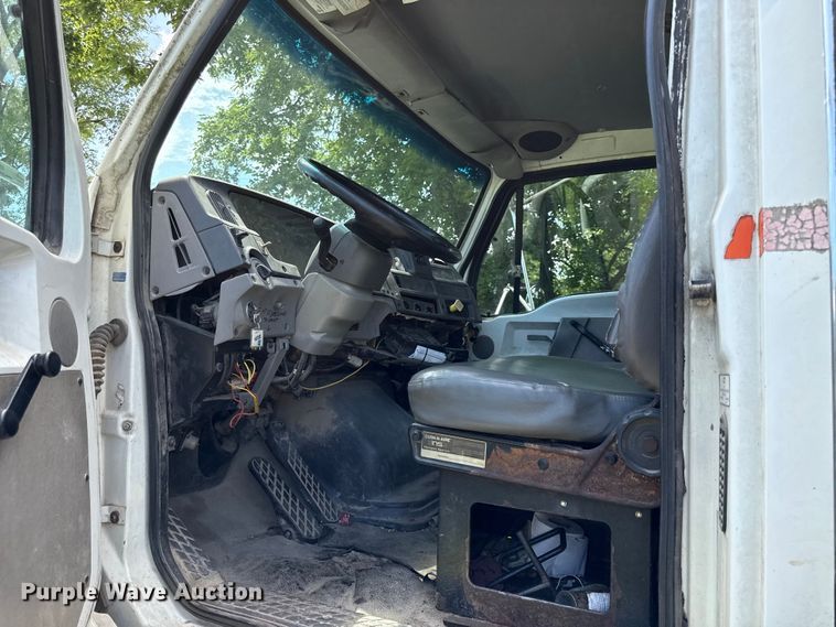 image for item EN0425 2000 Sterling LT7501 grapple truck