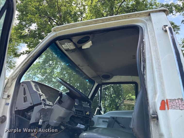 image for item EN0425 2000 Sterling LT7501 grapple truck