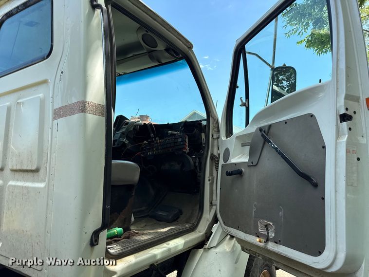 image for item EN0425 2000 Sterling LT7501 grapple truck