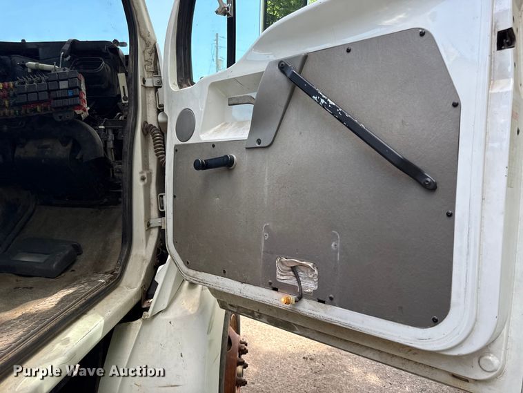 image for item EN0425 2000 Sterling LT7501 grapple truck