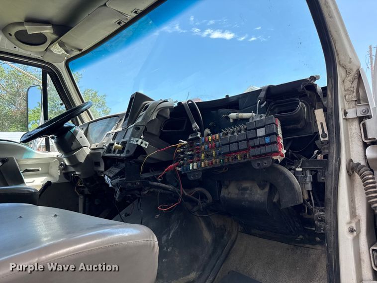image for item EN0425 2000 Sterling LT7501 grapple truck