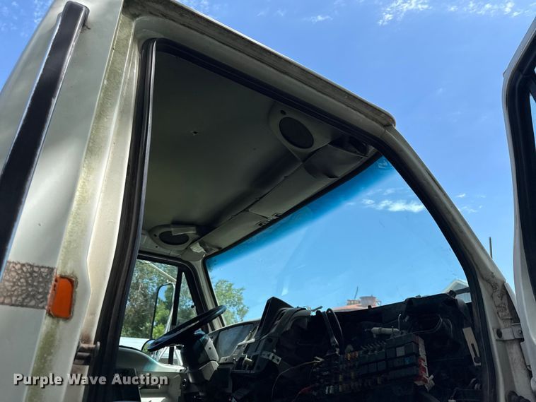 image for item EN0425 2000 Sterling LT7501 grapple truck
