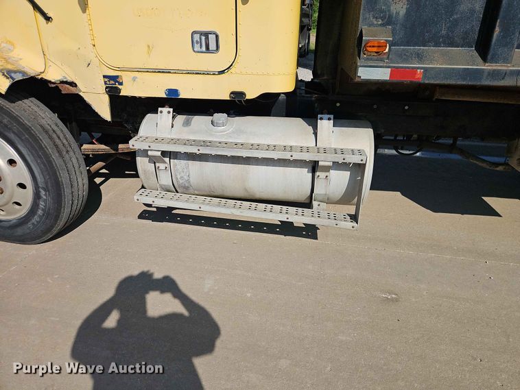 image for item EO7433 1987 Freightliner FLC dump truck