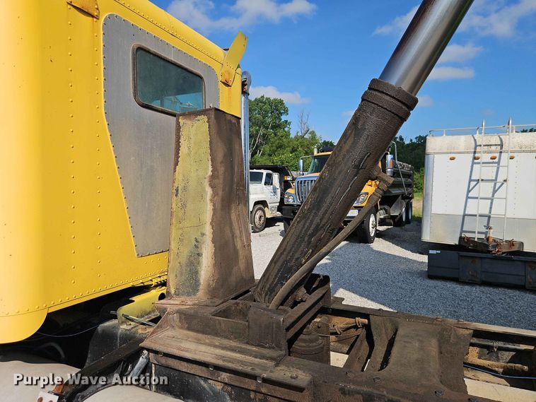 image for item EO7433 1987 Freightliner FLC dump truck
