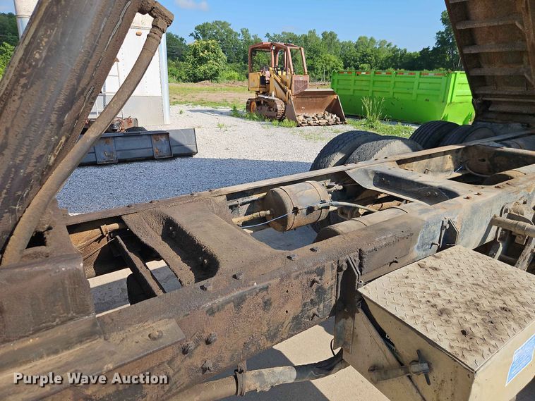 image for item EO7433 1987 Freightliner FLC dump truck