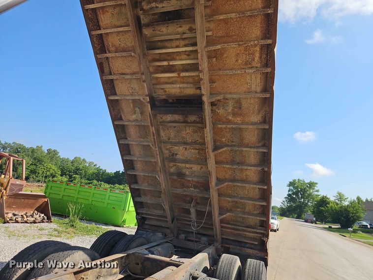 image for item EO7433 1987 Freightliner FLC dump truck