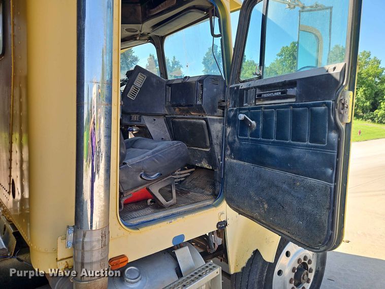 image for item EO7433 1987 Freightliner FLC dump truck