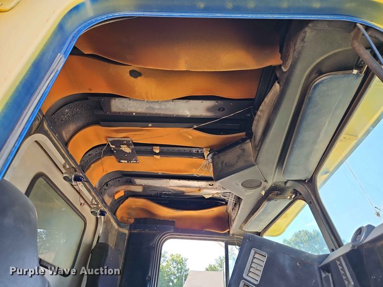 image for item EO7433 1987 Freightliner FLC dump truck