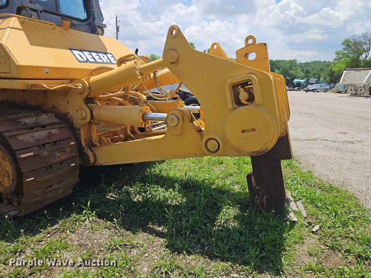 image for item EO7440 2002 John Deere 1050C dozer
