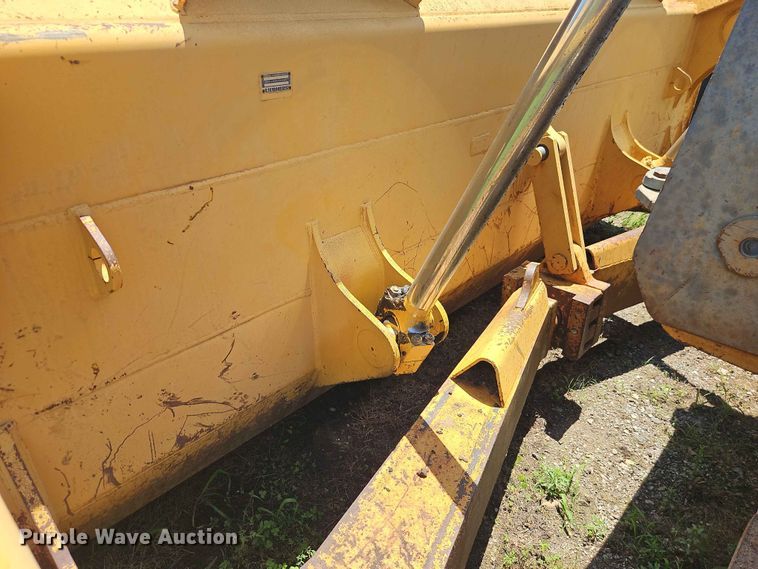 image for item EO7440 2002 John Deere 1050C dozer