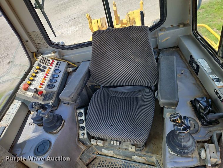 image for item EO7440 2002 John Deere 1050C dozer