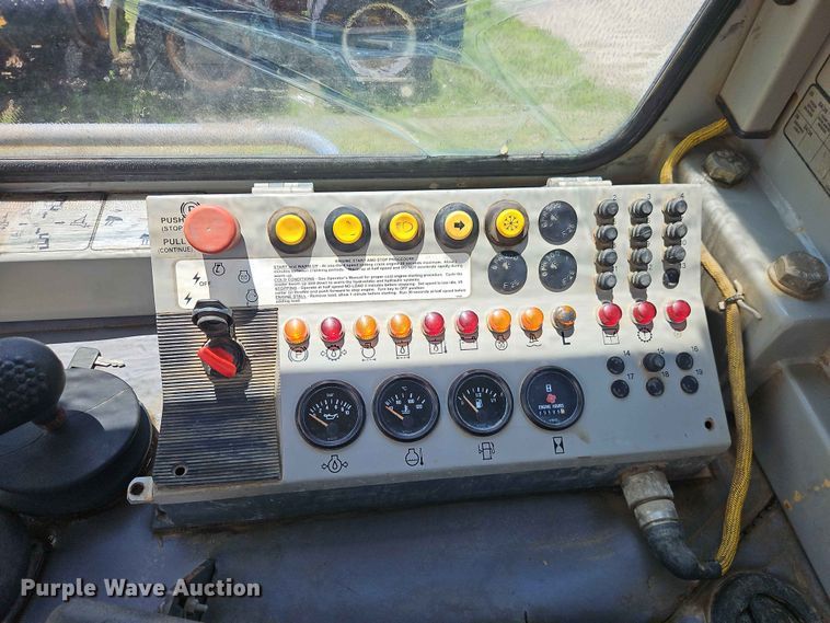image for item EO7440 2002 John Deere 1050C dozer