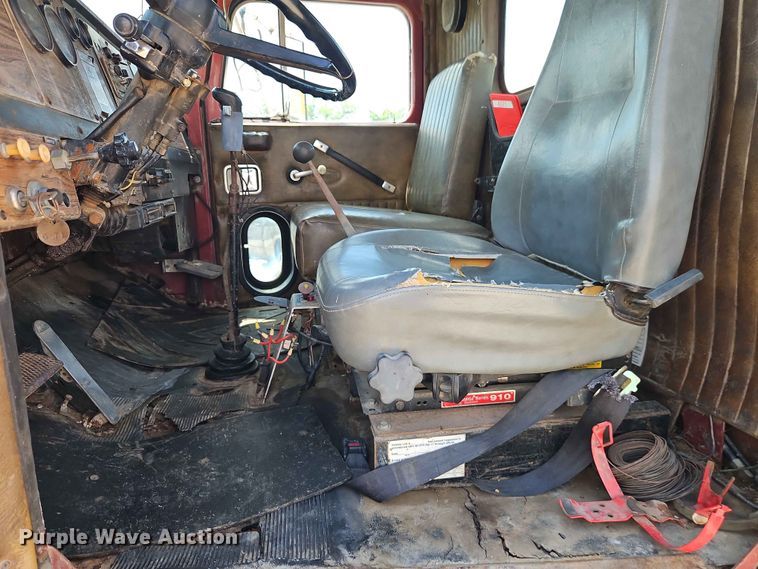 image for item EO7441 1986 Autocar DK semi truck