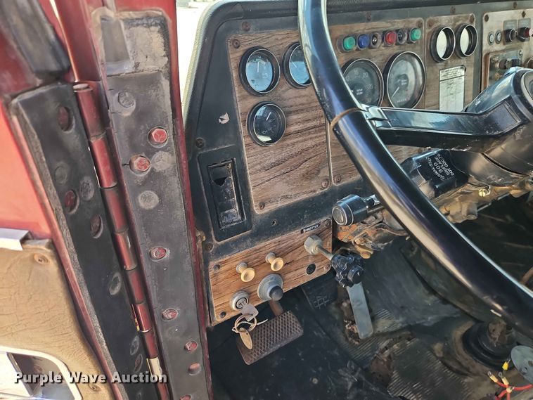 image for item EO7441 1986 Autocar DK semi truck