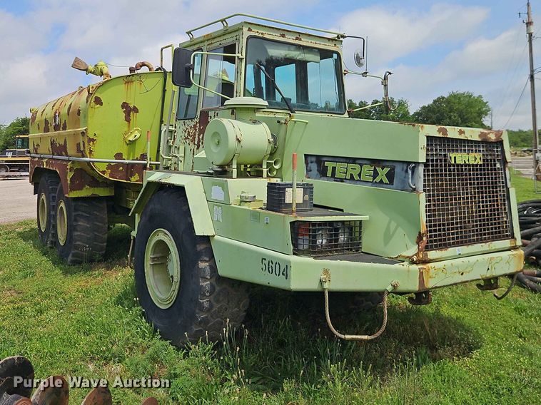 image for item EO7483 1996 Terex 2766C water wagon