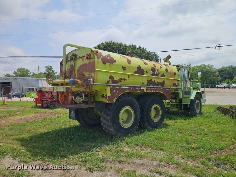 image for item EO7483 1996 Terex 2766C water wagon