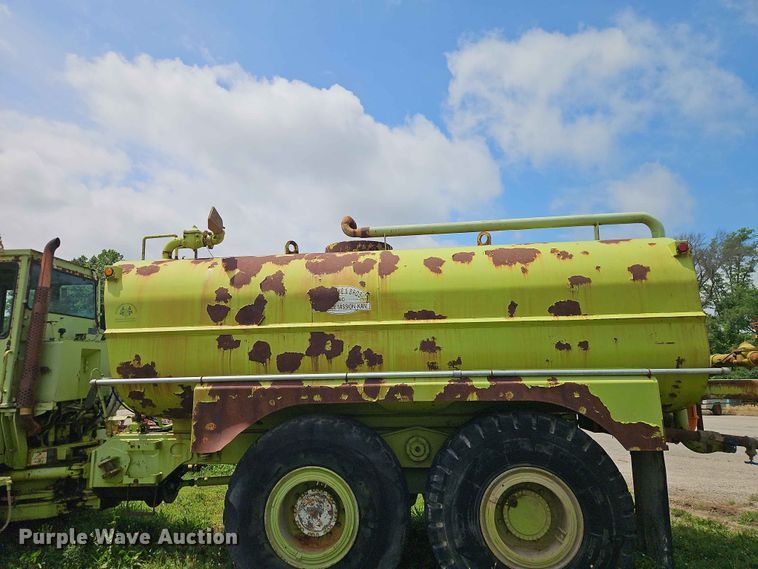 image for item EO7483 1996 Terex 2766C water wagon