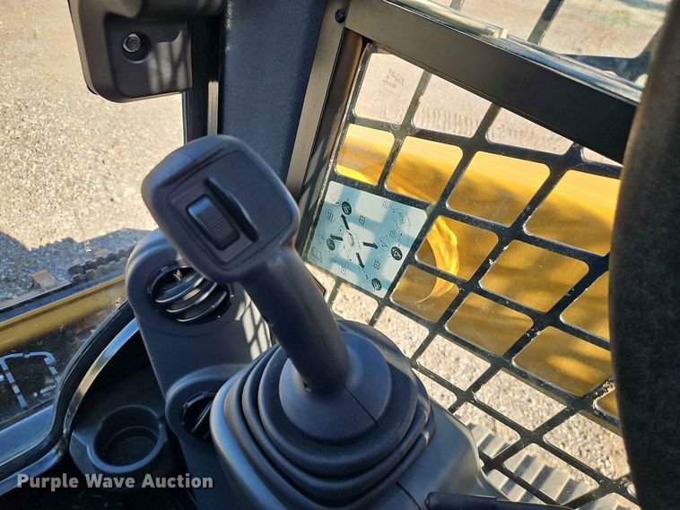 image for item EO8514 2019 Caterpillar 239D tracked skid steer loader