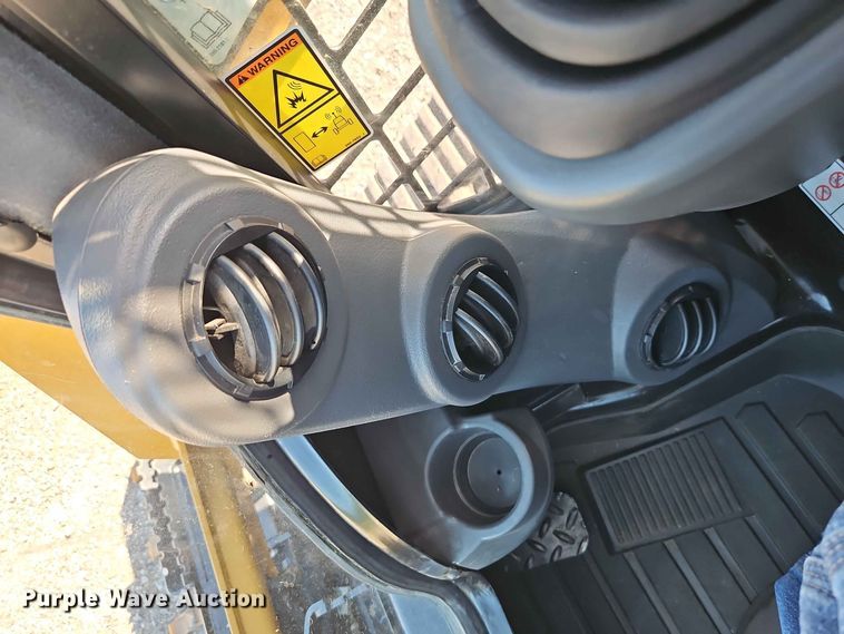 image for item EO8514 2019 Caterpillar 239D tracked skid steer loader